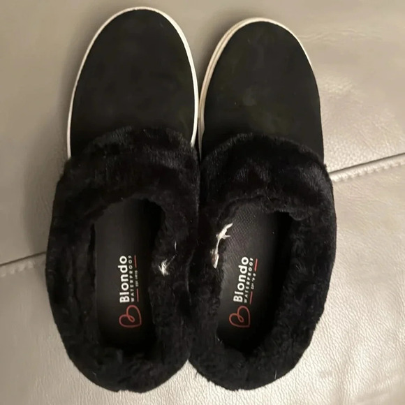 Blondo women’s black Suri style waterproof slip on sneaker approximately 8 - Picture 2 of 6